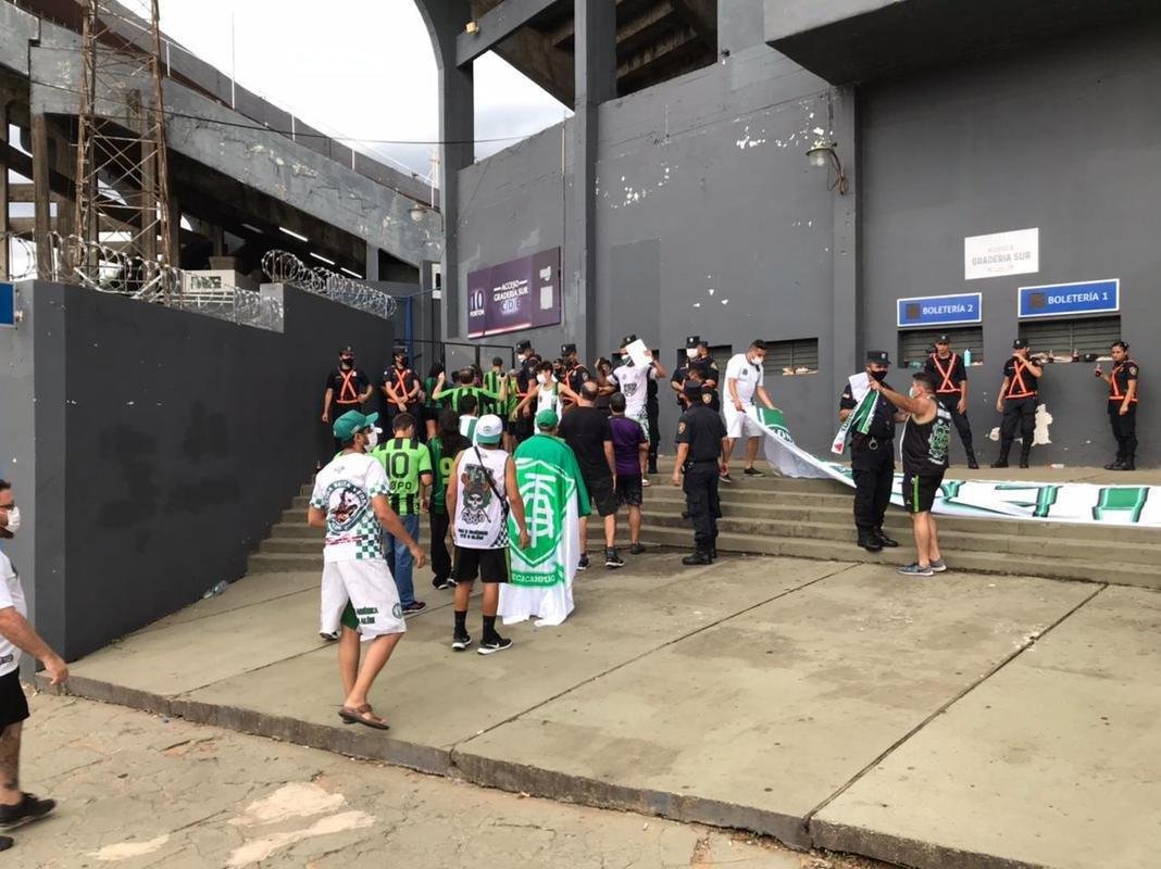 Fotos da torcida do Amrica no estdio Defensores del Chaco, em Assuno, antes da partida contra o Guaran pela segunda fase da Copa Libertadores