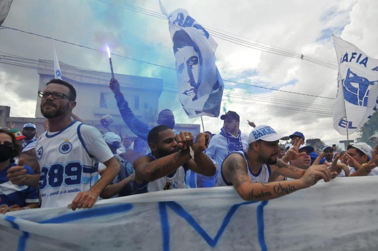 Torcedores do Cruzeiro protestam na porta da Toca da Raposa II, nesta quinta-feira (06/01), contra a sada do goleiro Fbio do clube