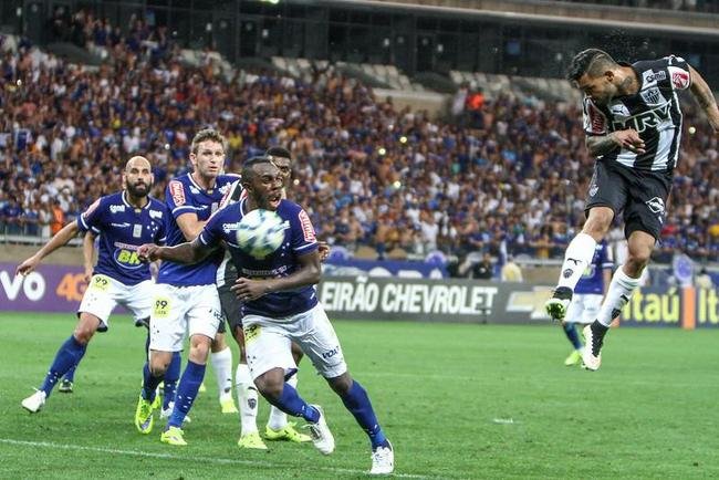 Revelado pelo Atltico em 2013, Carlos permaneceu no clube at 2018, quando foi para o Rio Ave, de Portugal