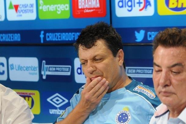 Fotos da apresentao de Adilson Batista como novo tcnico do Cruzeiro. Tcnico teve reunio com jogadores na Toca da Raposa II, falou com a imprensa e depois comandou seu primeiro treino
