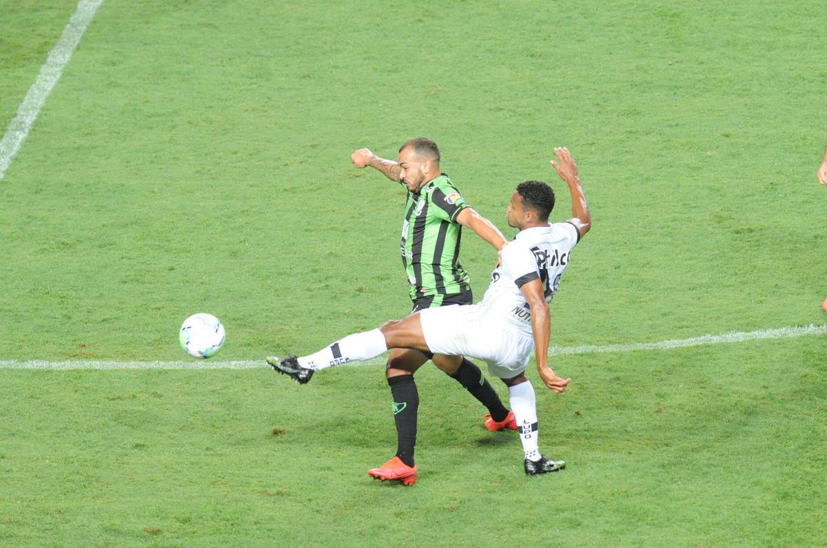 Rodolfo, de pnalti, marcou o terceiro gol do Amrica sobre a Ponte Preta