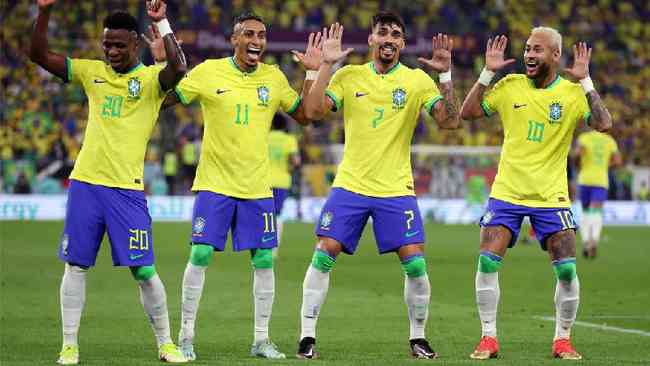 5 de dezembro: Jogadores do Brasil comemoram depois que Neymar marcou seu segundo gol na vitria por 4 a 1 sobre a Coreia do Sul nas oitavas de final, no Estdio 974 (foto de Franois Nel)