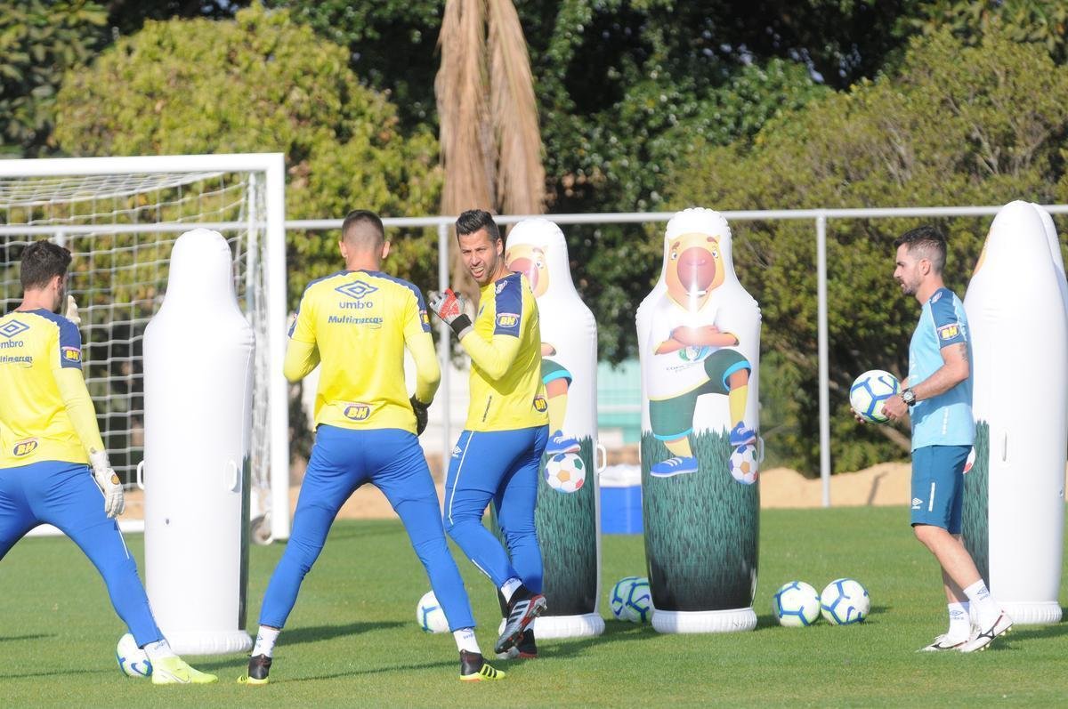 Galeria de fotos do treino do Cruzeiro nesta sexta-feira (6/9), na Toca da Raposa II