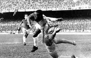 Mussula teve sua primeira passagem pelo Atltico em 1958. Depois, voltou ao clube e jogou entre 1968 e 1973. Nesse segundo perodo, foi campeo mineiro em 1970, brasileiro em 71 e da Taa BH, em 1972. Na foto, o goleiro disputa bola com Dirceu Lopes, do Cruzeiro, em clssico disputado em 1969