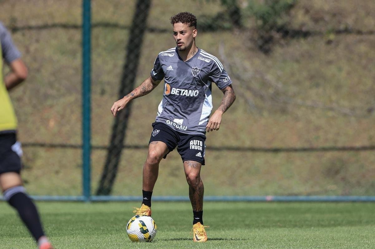 Nesta quinta-feira (28), o Atltico realizou o terceiro treino na Cidade do Galo aps o retorno de Cuca. Durante a atividade, o treinador conversou com o presidente do clube, Srgio Coelho.