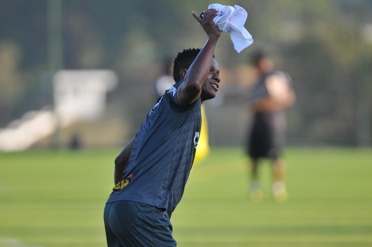 Elenco atleticano fez trabalho ttico orientado por Larghi antes de jogo-treino contra o Coimbra