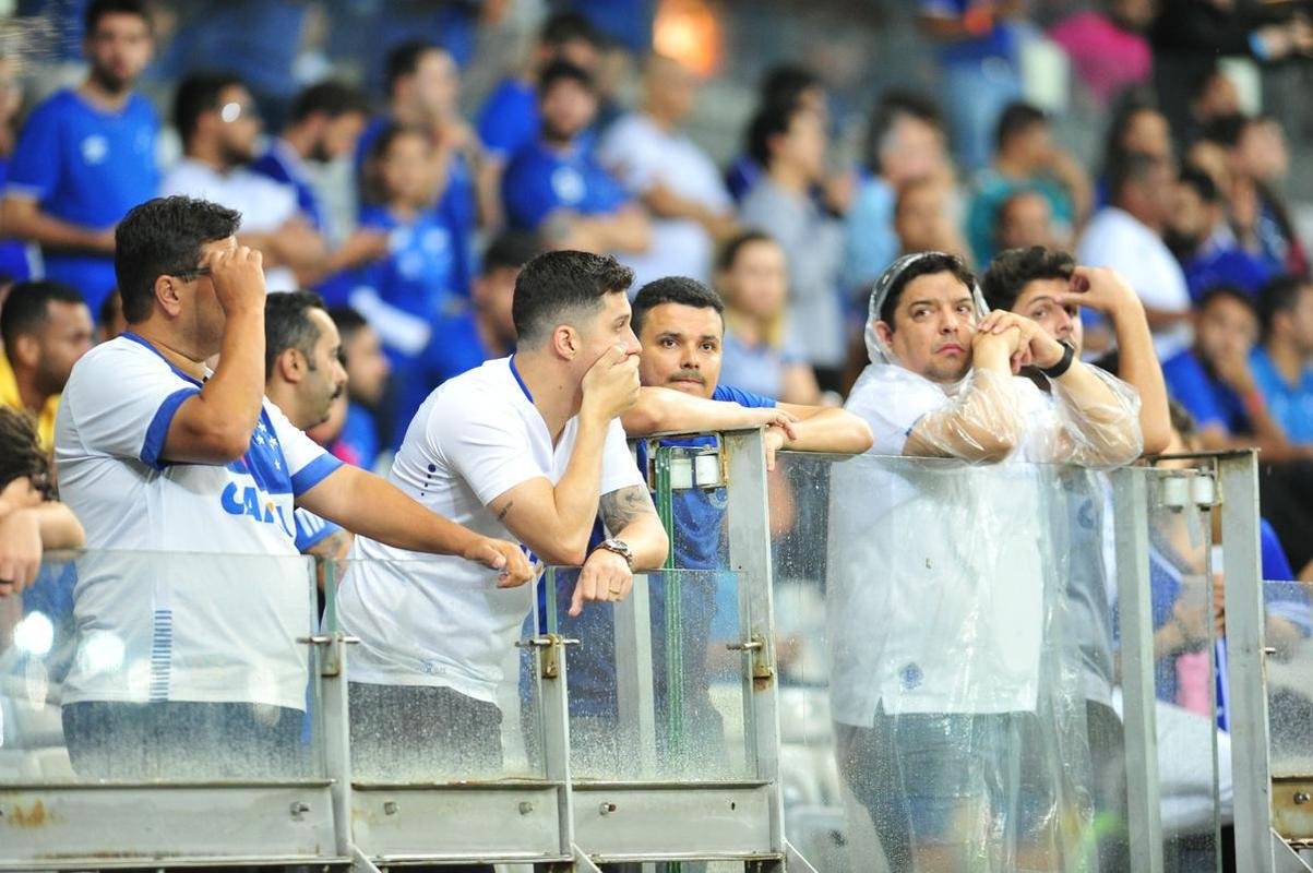 No segundo tempo, Cruzeiro n�o conseguiu a rea��o, levou bola na trave e ainda perdeu um p�nalti com o meia Thiago Neves. Torcida se revoltou e atirou sinalizadores em campo
