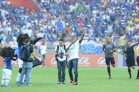 Jlio Baptista foi apresentado com uma novidade pelo departamento de marketing do Cruzeiro. O jogador entrou no gramado do Mineiro em um carro-forte e deu a volta no estdio. O veculo apresentava a frase: Patrimnio Scio do Futebol. Quando o meia desceu, ele foi saudado pelos torcedores e fogos foram lanados.   