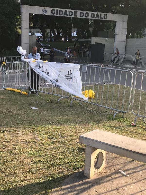 Torcedores do Atltico fazem protesto na Cidade do Galo