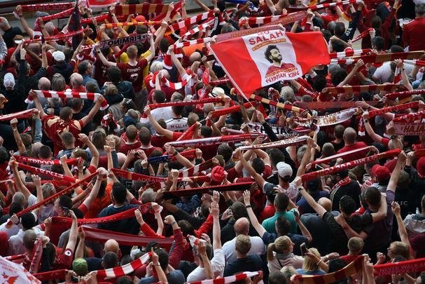Torcedores do Liverpool assistiam à final da Liga dos Campeões, contra o Real, em telões no estádio Anfield