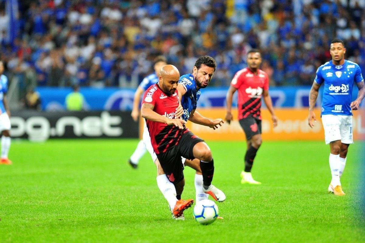 Lances do primeiro tempo de Cruzeiro x Athletico-PR, no Mineiro, pela 12 rodada do Brasileiro; time paranaense saiu na frente na etapa inicial com gol de pnalti do lateral Jonathan