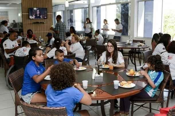 A Casa de Acolhida Padre Eustquio (CAPE) e a Associao Unificada de Recuperao e Apoio (AURA) levou crianas e adolescentes que esto em tratamento contra o cncer  Toca da Raposa II