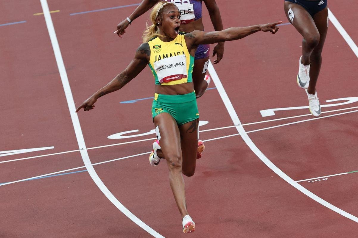 Fotos espetaculares da vitria da jamaicana Elaine Thompson-Herah nos 100m rasos dos Jogos Olmpicos de Tquio com o tempo de 10s61. A velocista quebrou o recorde olmpico e comandou o pdio jamaicano ao lado de Ann Fraser-Pryce, prata, e Shericka Jackson, bronze.