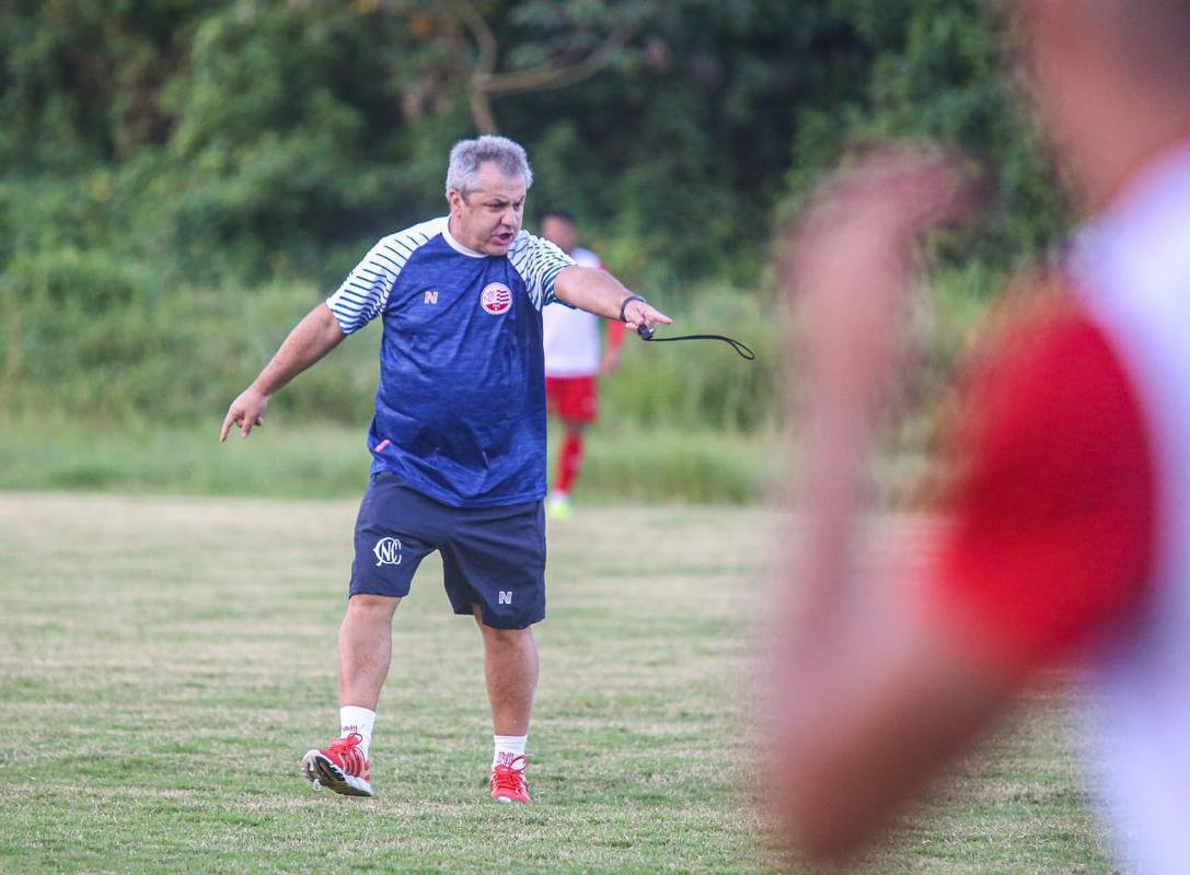 Contratado para substituir Gilmar Dal Pozzo, Gilson Kleina comandou o ltimo treino do Nutico antes da partida contra o Vitria, em Salvador. 