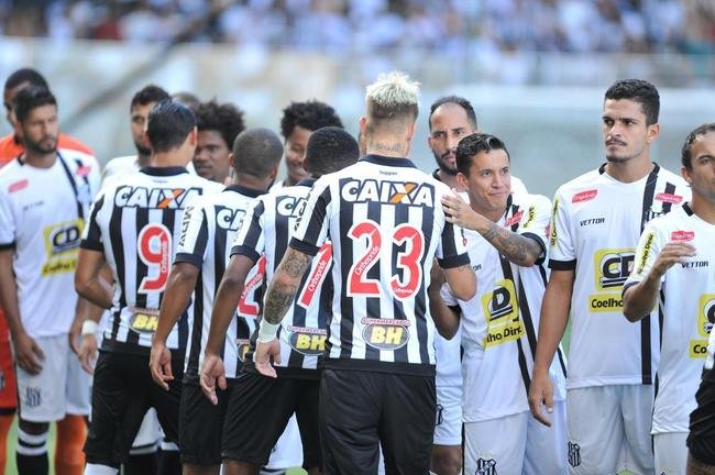Imagens do duelo entre Atltico e Democrata-GV, no Independncia, pelo Campeonato Mineiro