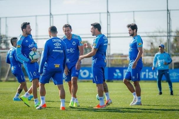 Cruzeiro treinou nesta tera-feira no CT do Grmio, em Porto Alegre, e concluiu a preparao para o duelo com o Internacional, no Beira-Rio, pela semifinal da Copa do Brasil. Time precisa de vitria por dois gols de diferena para ir  final. Se vencer por um gol de vantagem, a deciso ser nos pnaltis. Rogrio Ceni deve escalar o time com Fbio; Edilson, Ded (Fabrcio Bruno), Leo e Dod; Henrique e Robinho; Marquinhos Gabriel, Thiago Neves e David; Pedro Rocha.