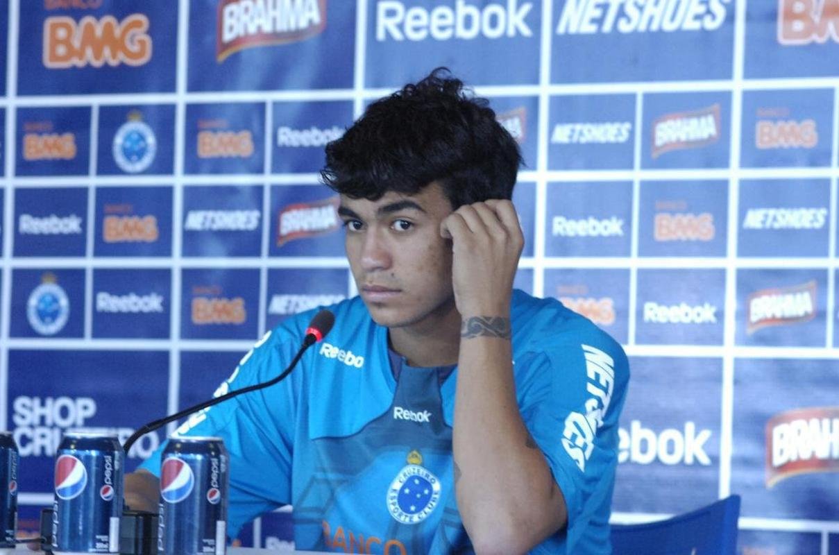 Atacante Dudu esteve nas categorias de base do Cruzeiro de 2005 at 2009, quando recebeu oportunidade entre os profissionais. Posteriormente, em 2010, foi emprestado ao Coritiba. Retornou  Raposa em 2011 e foi vendido ao Dnamo de Kiev meses depois.