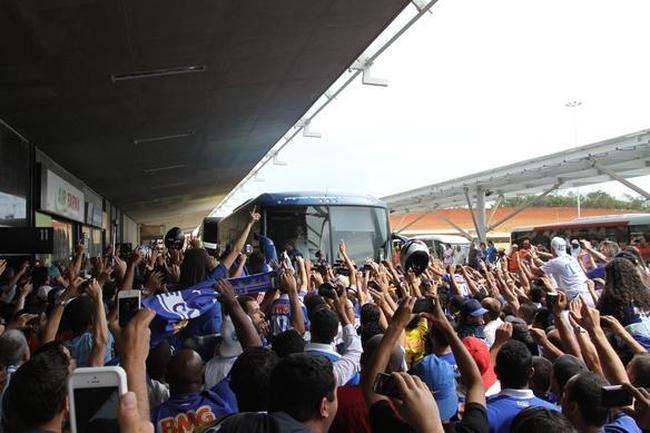 Na chegada ao Aeroporto de Confins, jogadores do Cruzeiro, campees brasileiros, fizeram festa com a torcida e at subiram no teto do nibus do clube