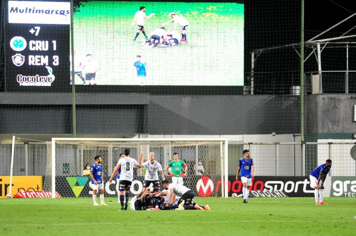 Cruzeiro leva dois gols no fim e perde para o Remo no Independncia, por 3 a 1, pela Srie B