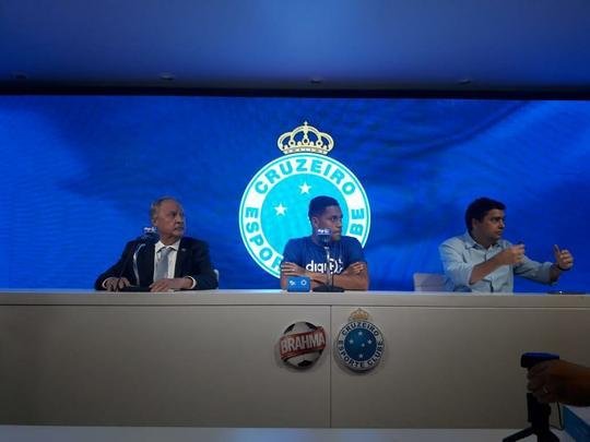 Pedro Rocha foi apresentado pelo Cruzeiro na tarde desta sexta-feira (05/04)