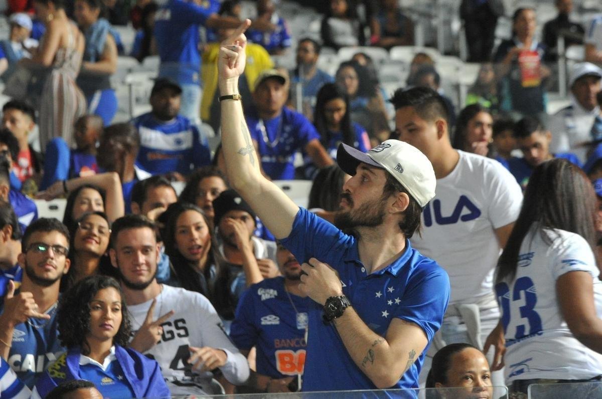 Imagens das torcidas de Cruzeiro e Corinthians no Mineiro