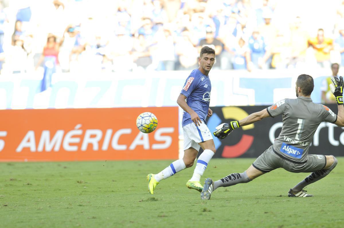 Em mais um ano sem conquistas, o Cruzeiro teve Arrascaeta como artilheiro em 2016, com 14 gols em 53 jogos.