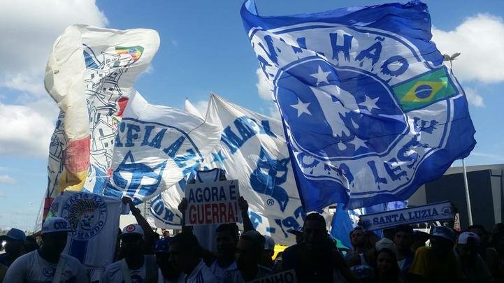 Torcedores do Cruzeiro organizaram uma grande festa no embarque do time para So Paulo