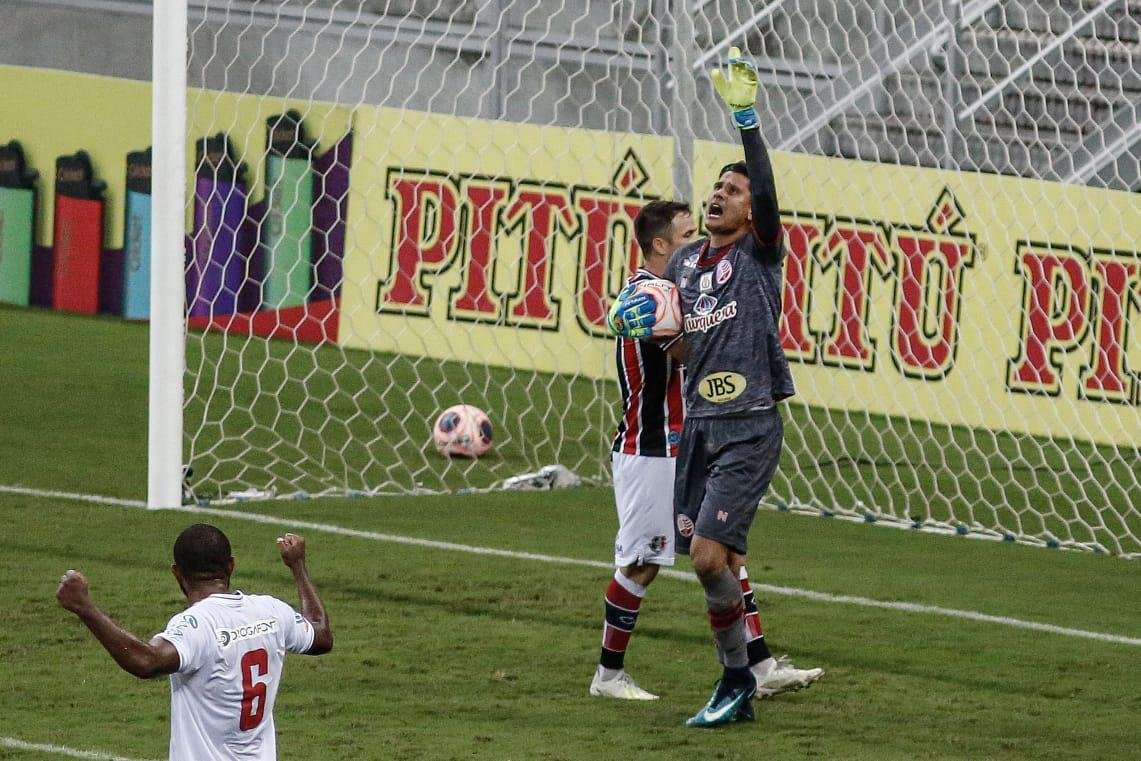 No segundo tempo, seguiu o equilíbrio no início, mas na metade da etapa o Náutico inverteu o controle das ações. A melhor chance do jogo veio com pênalti de Pipico, mas Jefferson fez ótima defesa na penalidade.