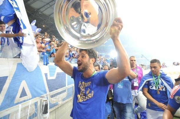 Depois da vitria por 5 a 3 nos pnaltis, que teve Fbio como heri, jogadores e comisso tcnica comemoraram muito no gramado do Mineiro. Capito Henrique ergueu a taa do penta no Gigante