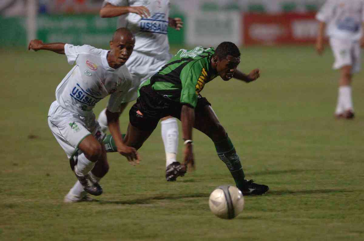 No primeiro confronto da semifinal do Campeonato Mineiro de 2006, o Amrica foi superado pelo Ipatinga por 3 a 2. Zeziel e Douglas foram os autores dos gols do Coelho.