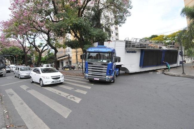 Carreta ficou travada e teve risco de tombar na esquina da Rua Sapuca com a Avenida do Contorno, no bairro Floresta, regio central de BH