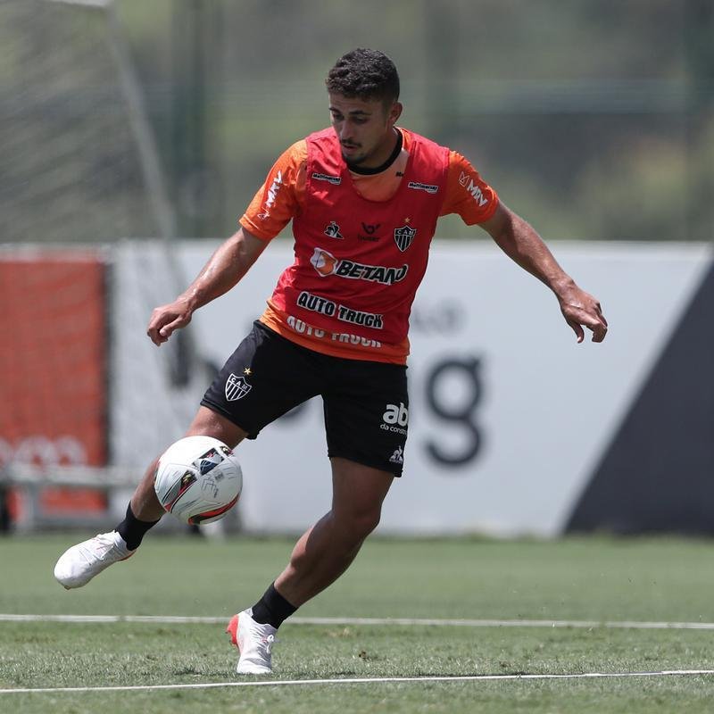 Com seriedade, mas tambm descontrao, o Atltico treinou sob sol forte na manh desta sexta-feira (21), na Cidade do Galo, em Vespasiano. Este foi o quinto dia de pr-temporada para o clube mineiro em 2022, sob o comando do tcnico argentino Antonio 'El Turco' Mohamed. Novas baixas, o volante Allan e o atacante Keno testaram positivo para COVID-19 e no participaram das atividades (ambos cumprem perodo de sete dias de isolamento social).