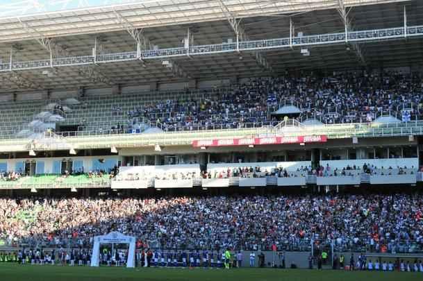 Entrada dos times em campo e execuo do Hino Nacional Brasileiro no Independncia