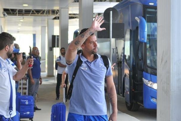 Jogadores do Cruzeiro embarcaram no Aeroporto de Confins, na tarde desta tera-feira, para duelo decisivo contra o Corinthians, em So Paulo, pela final da Copa do Brasil