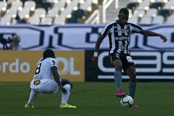 Fotos da vitória do Botafogo sobre o Atlético, por 2 a 1, no Engenhão, pela 18ª rodada do Brasileiro
