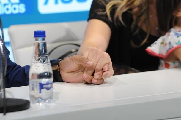 Fotos da apresentao do atacante Marcelo Moreno como novo reforo do Cruzeiro para 2020. Duante entrevista, jogador foi acompanhado pela esposa Marilisy Antonelli e pela filha, Maria Clara