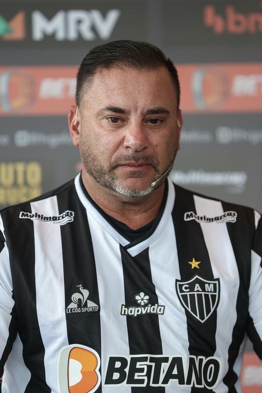O técnico argentino 'El Turco' Mohamed foi apresentado pelo Atlético nesta terça-feira (25/01) ao lado do presidente do clube, Sérgio Coelho.