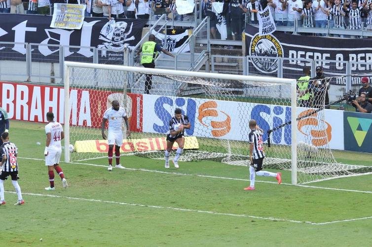 De pnalti, Hulk empata para o Atltico diante do Fluminense no Mineiro. Lance foi revisado pelo VAR