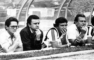 Mussula tambm foi tcnico do Atltico nos anos de 1975, 1978, 1983, 1993 e 1995. Esta foto, no banco do Mineiro,  de 1983