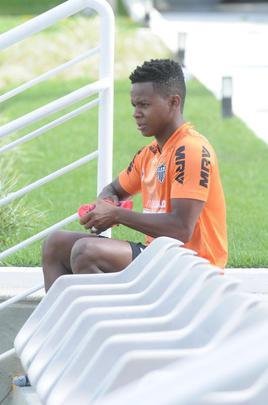 Treino do Atltico nesta segunda-feira, na Cidade do Galo, contou com a volta do meia  Juan Cazares. Direo no chegou a acordo para vend-lo a clube saudita. Tcnico Rafael Dudamel relacionou 23 jogadores para a viagem a Santa Fe, local da estreia na Sul-Americana, quinta-feira, contra o Unin-ARG. Jogador equatoriano ficou fora da lista.