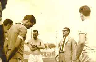 15/11/1963 - O tcnico Niginho, ao centro, sem camisa, sendo apresentado aos jogadores do Cruzeiro em 1963. 