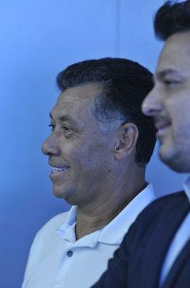 Lateral-esquerdo Dod, de 26 anos, foi apresentado pelo Cruzeiro na Toca; Jos Benedito, pai do lateral, e Jnior Pedroso, empresrio, estiveram presentes