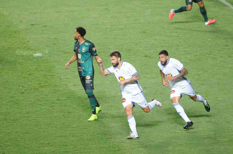 O Cruzeiro venceu o Amrica por 2 a 1, em 2 de dezembro, no Independncia, pela 25 rodada da Srie B. Os gols foram marcados por Rafael Sobis, em cobrana de pnalti, e Manoel, de cabea. 