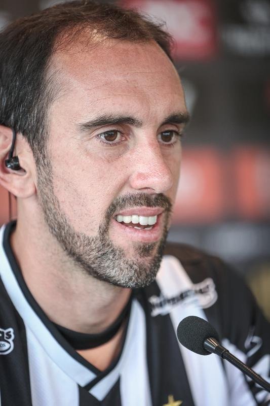 Nesta sexta-feira (21), o experiente zagueiro uruguaio Diego Godn, de 35 anos, foi oficialmente apresentado como reforo do Atltico para 2022. Na Cidade do Galo, em Vespasiano, o atleta concedeu entrevista coletiva para jornalistas e projetou mais um ano vitorioso para o clube mineiro.