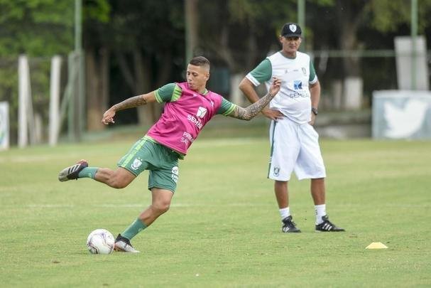 Lisca foi apresentado, conversou com jogadores e assistiu ao treino do Amrica