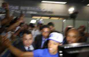 Imagens da chegada do atacante Pedro Rocha, do Cruzeiro