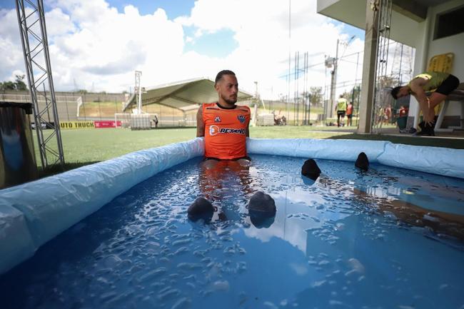Com seriedade, mas tambm descontrao, o Atltico treinou sob sol forte na manh desta sexta-feira (21), na Cidade do Galo, em Vespasiano. Este foi o quinto dia de pr-temporada para o clube mineiro em 2022, sob o comando do tcnico argentino Antonio 'El Turco' Mohamed. Novas baixas, o volante Allan e o atacante Keno testaram positivo para COVID-19 e no participaram das atividades (ambos cumprem perodo de sete dias de isolamento social).