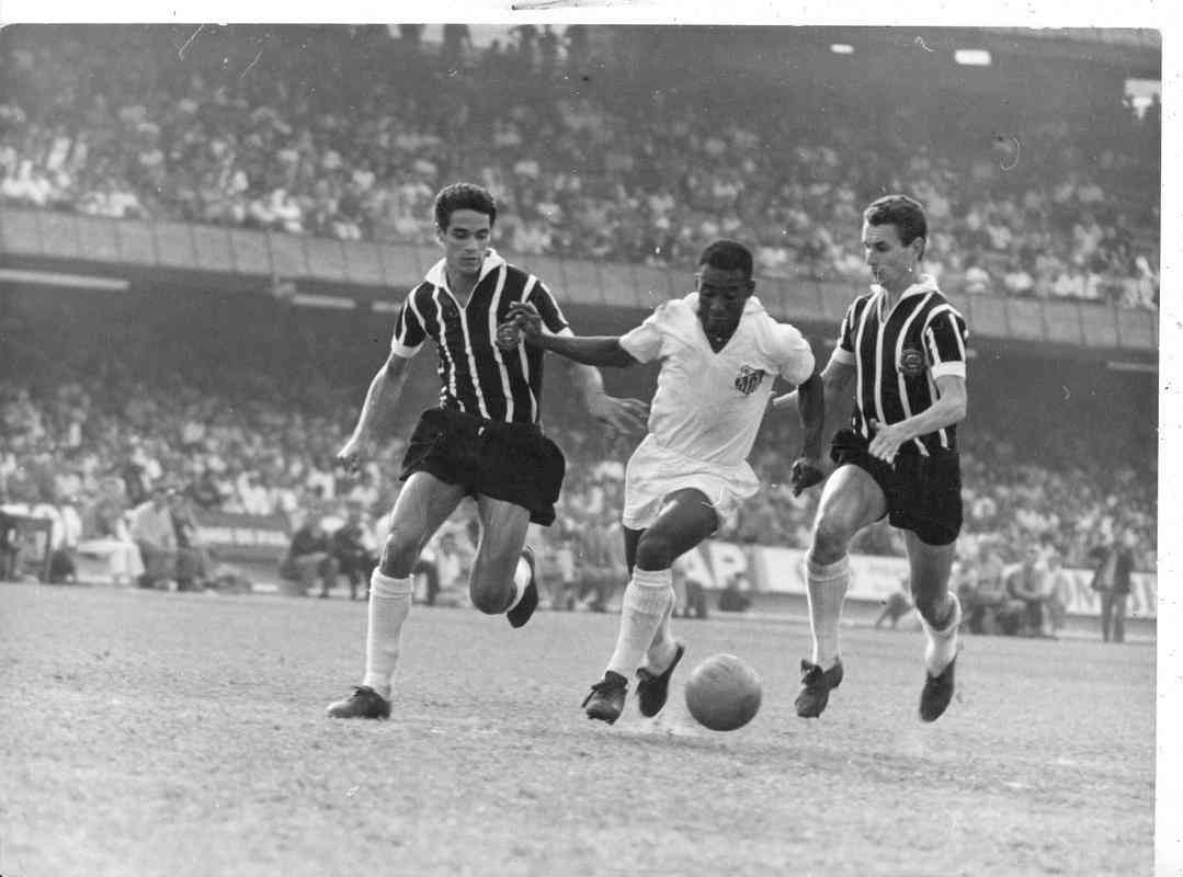 Copa do Mundo de 1958 (Sucia) - Pel se contundiu em amistoso da Seleo contra o Corinthians, pouco antes do incio do Mundial na Sucia. Com muitas dores, s entrou no time na terceira partida, contra a Rssia. Se recuperou e foi decisivo para a primeira conquista brasileira.