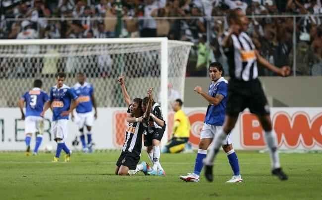 Marcos Rocha festeja gol marcado no primeiro jogo da deciso do Estadual de 2013, contra o Cruzeiro