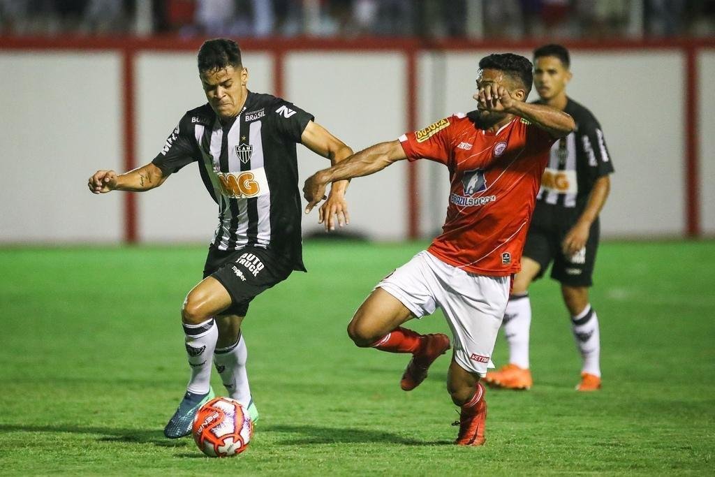 Veja imagens do jogo entre Tombense e Atltico